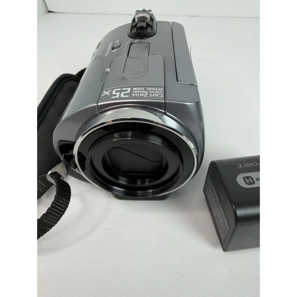 Sony Handycam DCR-SR82 60GB HDD Camcorder 25x Zoom 2.7
